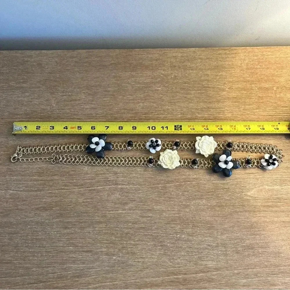 Stunning flower necklace - Picture 8 of 8